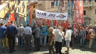 Italienische Proteste gegen Sparmaßnahmen [upl. by Eatnoed]