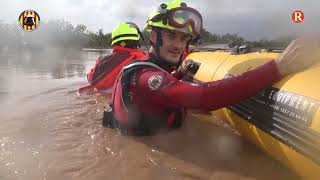 Els bombers rescaten una parella i els seus gossos duna casa inundada a Alzira durant el temporal [upl. by Sucramraj]