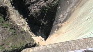 220 Meter Bungee Sprung Verzasca Staudamm Schweiz  29052011 [upl. by Ettennod632]