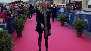 Virginie Efira et Niels Schneider tels Roméo et Juliette au Festival du Film de Cabourg [upl. by Eednas]