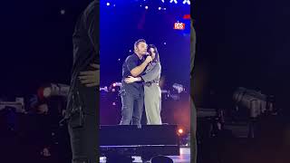 Laura Pausini il duetto a sorpresa sul palco con Tiziano Ferro sulle note di Non Me Lo So Spiegare [upl. by Annig]