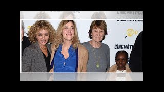 PHOTOS – Valeria Bruni Tedeschi la soeur de Carla Bruni pose fièrement avec leur mère Marisa et [upl. by Adonis]