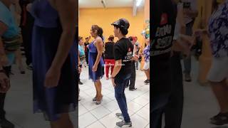 Jairo bailando la guitarra y la mujer con su pasito de la culebrita zumbadora plazalibertad viral [upl. by Acireed557]