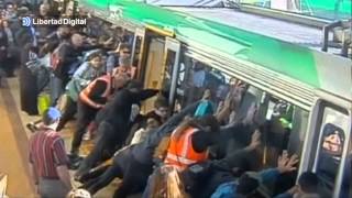 Decenas de personas empujan un tren para liberar a un pasajero atrapado [upl. by Lyrrad951]