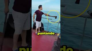 PIRATI ATTACCANO UNA BARCA IN MARE😱 virale [upl. by Silyhp]