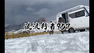 零下30度海拔5千的雪山，一个人住在房车里，烧雪取暖 [upl. by Sacrod40]