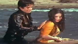 Shashi Kapoor amp Rakhee in forest  Jaanwar Aur Insaan  Bollywood Scene 415 [upl. by Bozuwa]