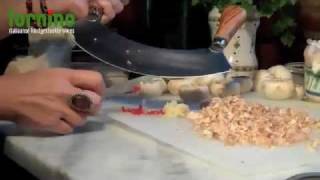 Het maken van gevulde champignons Funghi Ripieni in Italiaanse houtgestookte pizzaoven [upl. by Larry]