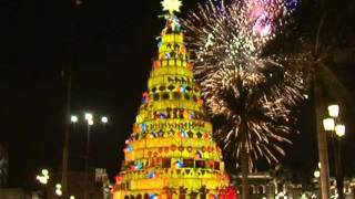 Gigantesco árbol de Navidad con 550 artesanías peruanas se exhibe en la Plaza Mayor [upl. by Leziar539]