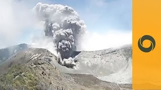 Impresionante explosiones del volcán Turrialba en Costa Rica [upl. by Yrocej877]