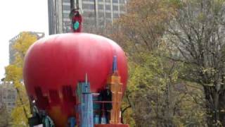 Kanye West Getting Booed NYC Thanksgiving Day Parade the original version [upl. by Allissa788]