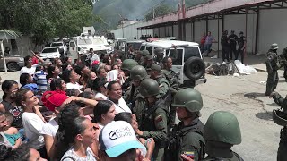 Militares y policías de Venezuela toman una cárcel controlada por la banda Tren de Aragua  AFP [upl. by Enier]