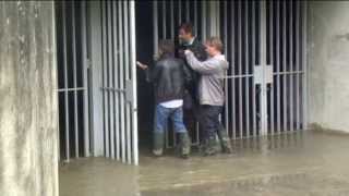 Reportage  Inondation du Sanctuaire de Lourdes  19 juin 2013 la basilique SaintPie X inondée [upl. by Mann160]