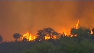 Six pompiers blessés dans un incendie au Portugal [upl. by Derward790]