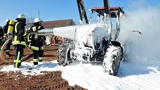 Dorfitter Brennenden Schlepper mit Schaum gelöscht [upl. by Gmur]