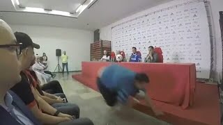 Repórter cai na apresentação do jogador do flamengo Diego Alves [upl. by Sihtnyc722]