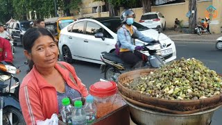 ស្ដ្រីខ្មែរអ្នកស្វាយរៀងរុញរទេះលក់ខ្ចៅមួយកំប៉ុង២៥០០៛តាមផ្លូវមាត់ទន្លេBoiled periwinklessnail recipe [upl. by Mrots]