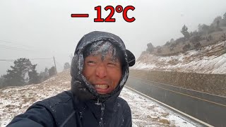 冬季騎行遭遇下大雪，有狼有熊靠著意志力翻越雪山，晚上太危險了 [upl. by Gnolb]