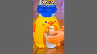 ¡Las manos pequeñas no me dejan sostener la botella ¡Minidispensador de agua 🥰🐣 [upl. by Audun686]