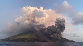 Italien Höchste Alarmstufe nach Vulkanausbruch auf MittelmeerInsel Stromboli [upl. by Bihas]