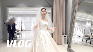 【备婚Vlog】 💍婚礼前的快乐忙碌 ｜4件婚纱大公开🥰｜一起和我试妆吧流水线包喜糖 ｜海边婚礼👰 [upl. by Cammi]