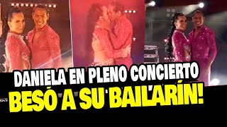 DANIELA DARCOURT BESÓ A SU BAILARIN EN PLENO CONCIERTO ¡COQUETEOS Y MÁS [upl. by Alinoel]