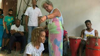 Las mujeres rompen barreras en la Santería Cubana  AFP [upl. by Roddy]