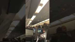 Pasajero Dominicano se pone violento por retraso del vuelo [upl. by Horacio520]