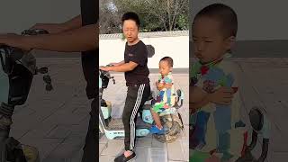 熊孩子生气了，不愿意搂老爸的腰！Cute babyCute呆萌小米宝聪明宝宝萌娃整蛊测试 [upl. by Calv]