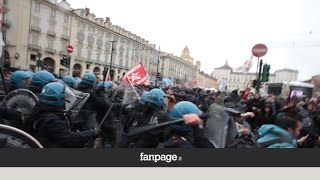 Torino cariche della polizia al corteo che tentava di contestare Fassino [upl. by Tristis]