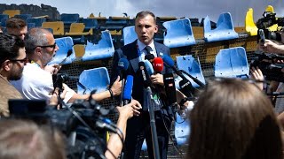 Zerstörte Stadionsitze erinnern an den UkraineKrieg [upl. by Gusty]