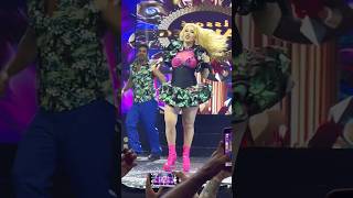 Joelma usa um novo look e arrasa na performance [upl. by Debor]