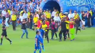 Pelea en el Clásico del Astillero Emelec 01 Barcelona SC 27102016 [upl. by Cynera]