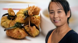 Thai Crispy Chicken Wonton Parcel Recipe Asian Finger Buffet Recipe [upl. by Eidnil]