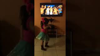 Niña cubana de 5 años bailando”Calentando la habana”Cubana no cubanisima [upl. by Etennaej485]