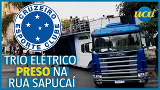 Festa do Cruzeiro trio elétrico agarra em rua de BH [upl. by Butcher529]