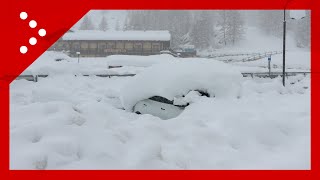 Gressoney le auto scompaiono sotto una grande coltre di neve [upl. by Silenay]