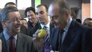 Un Jacques Chirac très entouré visite le salon de lagriculture [upl. by Idoux]