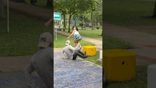 Las pelotas falsas😳🤣 broma de humor🤭 funny prank humor viralvideo shorts funnymoments [upl. by Newbill515]