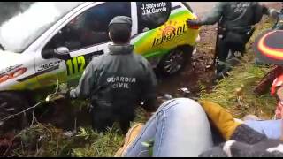 Rally de Noia Coche casi atropella a la Guardia Civil [upl. by Idoc695]