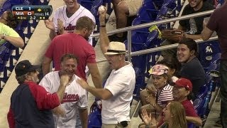 A fan makes a onehanded catch on foul ball [upl. by Cinamod872]