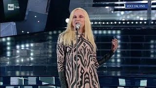 Vladimir Luxuria è Patty Pravo quotQui e làquot  Tale e Quale Show 26102018 [upl. by Tereve]