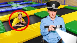 CACHECACHE CAMOUFLER EXTRÊME DANS UN TRAMPOLINE PARK AVEC LAGENT DE SÉCURITÉ [upl. by Briney665]