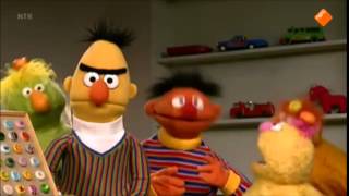 Bert en Ernie zingen een meetringliedje [upl. by Asereht514]