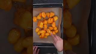 Mit diesem simplen Trick machst du die knusprigsten Kartoffeln aus dem Ofen [upl. by Yregerg609]