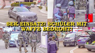 SEKEINSATZ MITTEN IM WOHNGEBIET  MANN MIT WAFFE BEDROHT SCHÜLER  SEK MIT ZUGRIFF  POLIZEI [upl. by Salem107]