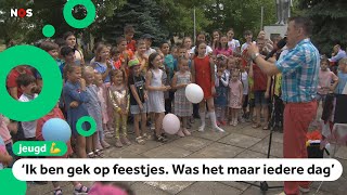 Rondreizende vrijwilligers geven feestjes voor Oekraïense kinderen [upl. by Neeloj]