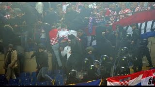 Italia Croazia 1 1 Scontri polizia e tifosi per lancio fumogeni Clashes police and fans in stadium [upl. by Yttik]