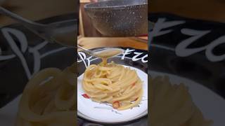 SPAGHETTI AGLIO OLIO E PEPERONCINO IN 10 MINUTI ricetta aglioolio food [upl. by Names609]