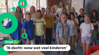 Op deze school is het na de vakantie een stuk drukker [upl. by Francklin51]